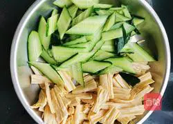 Illustration of how to make stir-fried yuba and cucumber 3