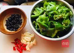 Illustration of how to cook green peppers with black bean sauce 2
