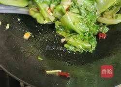 Illustration of how to stir-fry lettuce 8