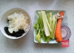 Illustration of how to make cold white fungus 2
