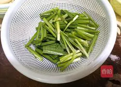 Illustration of how to make fried bean sprouts with bean skin and leeks 4