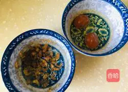 Illustration of how to make sea rice, salted egg and bamboo shoot leaf soup 3