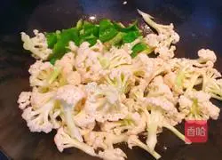 Illustration of how to make quick-hand stir-fried cauliflower 5