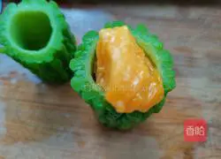 Illustration of how to make bitter melon stuffed with fruits 6