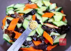 Illustration of how to make fried fungus with cucumber 9