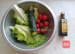 Illustration of how to make lettuce with olive oil 2