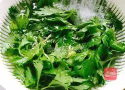 Illustration of how to make cold celery leaves 1