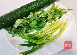 Illustration of how to make cold fungus, cucumber and yuba 1