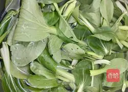 Illustration of how to stir-fry rapeseed with mushrooms 1