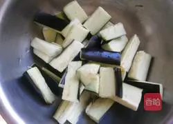 Illustration of how to stir-fry eggplant with green pepper 1