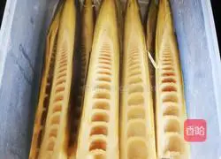 Illustration of how to peel bamboo shoots by hand 5