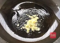 Illustration of how to stir-fry amaranth with minced garlic 4