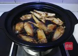 Illustration of braised chicken wings and chicken feet 9