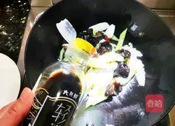 Illustration of how to stir-fry fungus with light salt yam 6