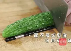 Illustration of how to make crisp and refreshing coir raincoat cucumber 1