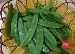 Illustration of how to make fried snow peas with pork belly 1