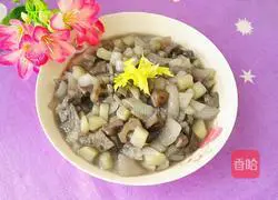 Illustration of how to stir-fry potatoes with diced onions and lotus roots 14