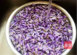 Illustration of how to steam fresh kudzu flowers 2