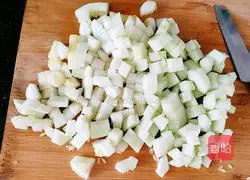 Illustration of how to make tomato stewed melon 3