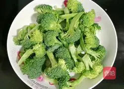 Illustration of how to make stir-fried mushrooms with broccoli 2