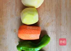 Illustration of how to stir-fry three shredded silkworms 1