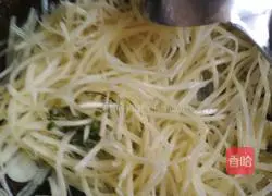 Illustration of how to make spicy and sour potato shreds 8