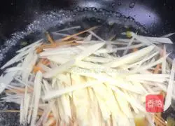 Illustration of how to make vegetarian stir-fried three shredded silkworms 7