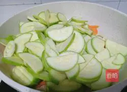 Illustration of how to stir-fry zucchini with olive oil 6