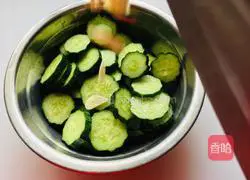 Illustration of how to make garlic slices and cucumber 2