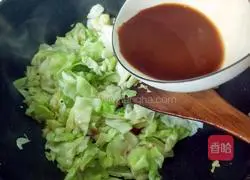 Illustration of how to make hot and sour shredded cabbage 12