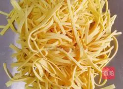 Illustration of how to make enoki mushrooms mixed with dried tofu and shredded carrots 7