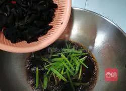 Illustration of how to cook black fungus with green onion 8