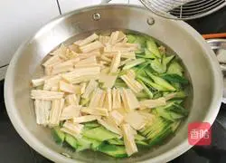 Illustration of how to make stir-fried yuba and cucumber 4