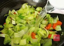 Illustration of how to stir-fry carrots and mustard greens 8