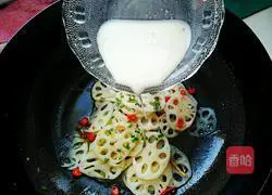 Illustration of how to make spicy and sour lotus root slices 13
