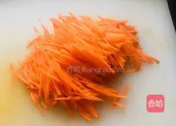 Illustration of how to make fried tofu skin with shredded carrots 1