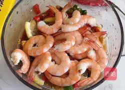 Recipe for spicy and sour lemon shrimp Illustration 5