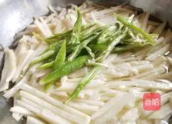 Illustration of how to make green pepper and potato shreds 1