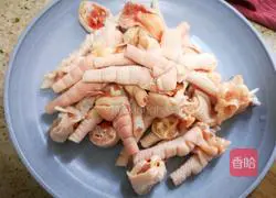 Illustration of how to make cold and spicy chicken feet 1