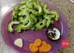 Illustration of how to make stir-fried bitter melon 1