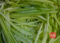 Illustration of how to make shredded zucchini with sesame sauce 3