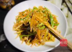 Illustration of how to make stir-fried three shredded silkworms 12