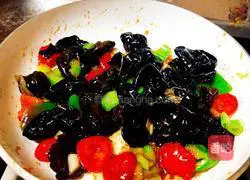 Illustration of how to make fried fungus with double pepper 8