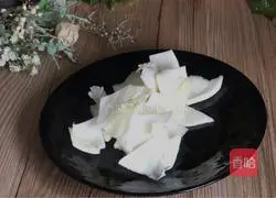 Illustration of how to stir-fry vermicelli with fungus 4