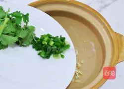 Illustration of making spicy and sour sweet potato noodles 9