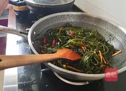 Illustration of how to make Japanese spicy fried kelp shreds 12