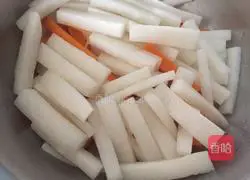 Illustration of how to make sweet and sour pickled radish strips 5