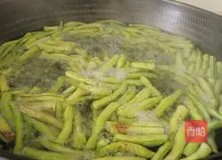 Illustration of how to make corn-fried cowpeas 3