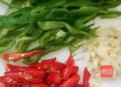 Illustration of how to make fried pig ears and beans 3