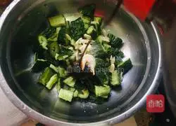 Illustration of how to make cucumbers with garlic paste 4